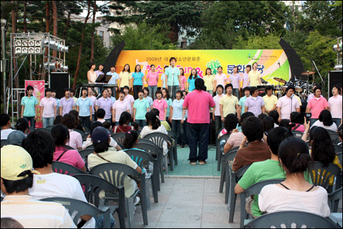 2. 28청소년중앙공원 청소년문화존에서 노래를 부르고 있는 광경