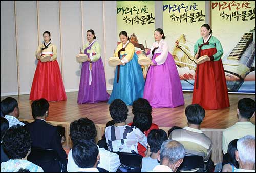 “김혜란 명창과 함께하는 우리 소리 한마당”에서 김혜란 명창 문하생들이 민요 공연을 한다.
