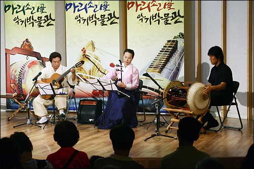 “김혜란 명창과 함께하는 우리 소리 한마당”에서 공연을 하는 이병욱과
어울림악단