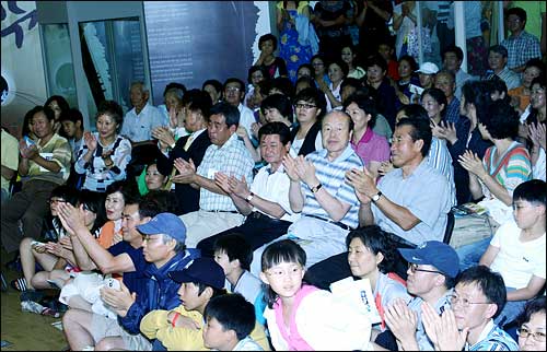 김혜란 명창과 함께하는 우리 소리 한마당 청중들 모습. 앞줄 가운데 검정바지를 입은 이가 홍천군 노승철 군수
