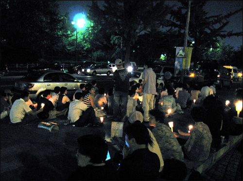 kbs 앞 공영방송 사수 촛불집회에 참가한 시민들