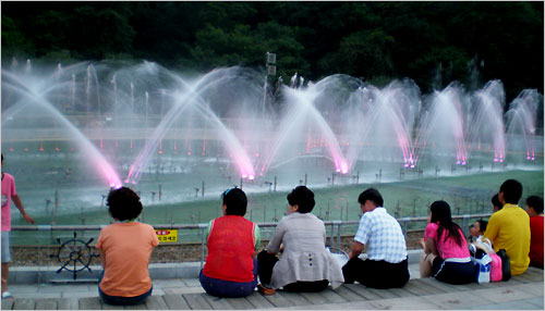 오색분수 관광객들은 오동도의 여름밤을 수놓은 환상적인 분수 쇼에 넋을 잃고 취했다. 
