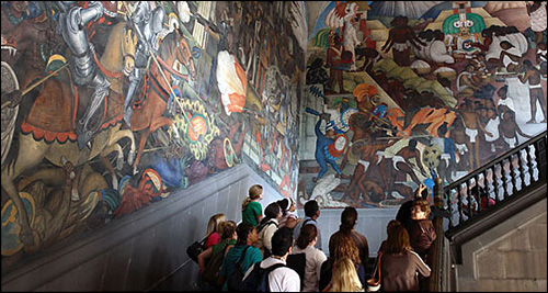멕시코 국립궁 안의 벽들은 그림으로 빼곡히 채워져있다