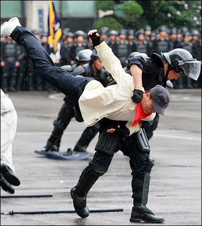 30일 오전 서울 중구 신당동 기동본부에서 열린 '경찰관 기동대 창설식'에서 경찰관 기동대원들이 진압시범을 보이고 있다.