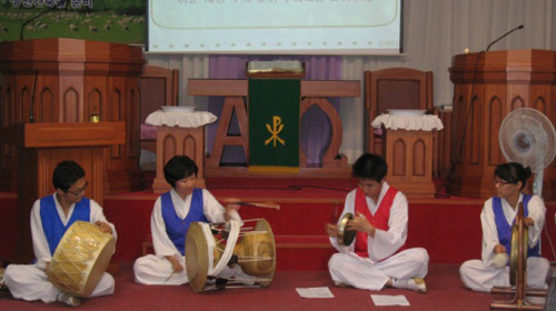 우리의 전통 음악인 사물놀이로 마을 주민 분들과 함께 예배를 드렸다. 