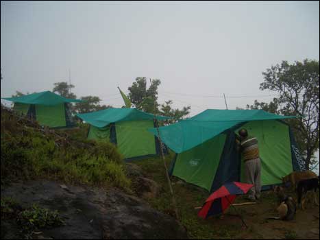 자연학습장 텐트를 둘러보고 있는 전승언 대표.