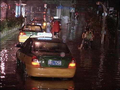  그리 많지 않은 집중호우임에도 베이징 도로는 배수시설이 잘 안돼 있어 빗물이 강물로 변해 파도치고 있다.
