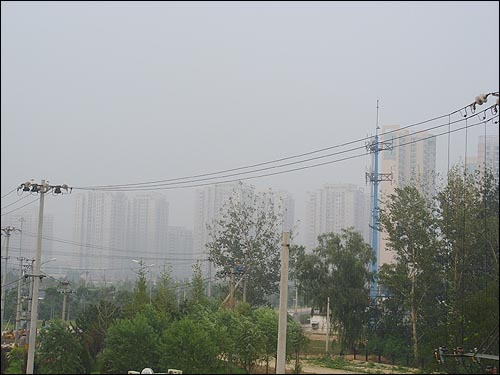  지난 7월 26일, 스모그가 점령한 듯한 안개도시, 베이징의 모습.