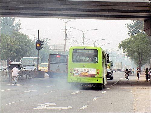  베이징외곽은 배기가스 기준을 초과한 버스가 여전히 오가고 비포장도로도 많아 먼지가 날리는 곳이 많다. 