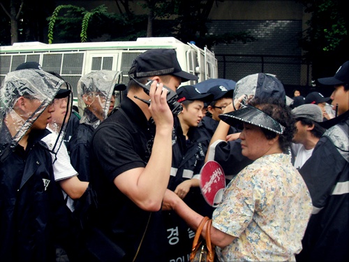 지난 30일 서울 신당동 경찰기동본부 운동장 입장을 전경으로부터 거부당하고 있는 배은심 회장