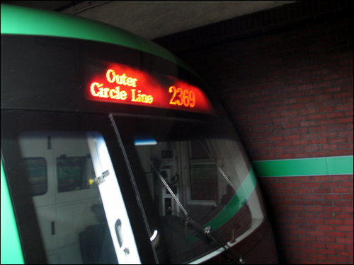 2호선 지하철(신식) 뒤에 열차번호 '2369'가 표시되어 있다.