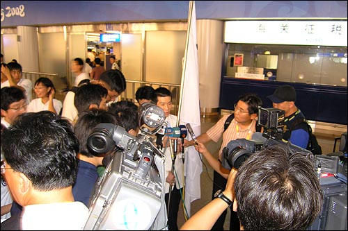  10일 베이징에 도착한 양태영 선수는 취재진들의 인기를 독자지했다.