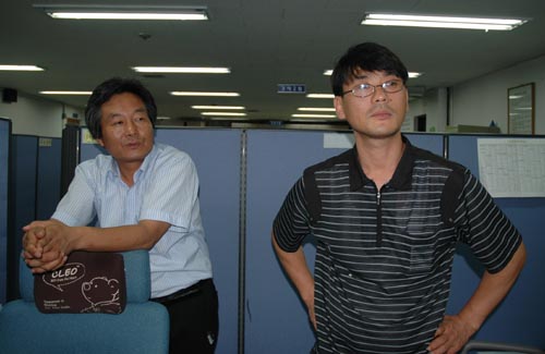 연행된 인권운동사랑방 박래군 활동가(왼쪽)과 송경동 기륭공대위 집행위원장