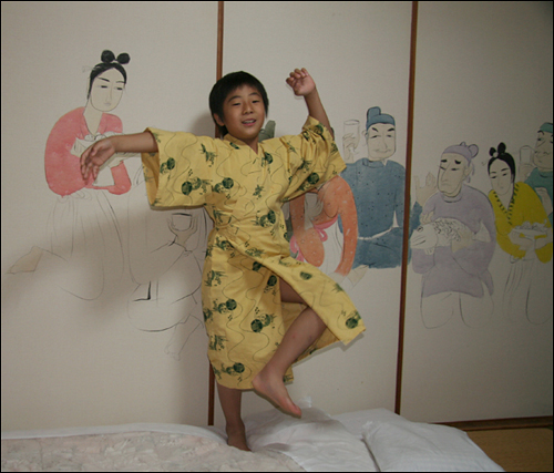 한 달 전, 학기 중이었지만 잠깐 다녀온 일본 여행. 유카타를 입은 아이는 어깨춤을 추는 중...^^