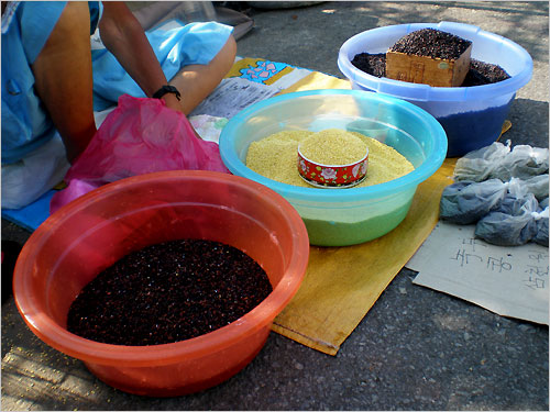 곡물할머니는 검정쌀, 차조, 콩 등을 판다. 