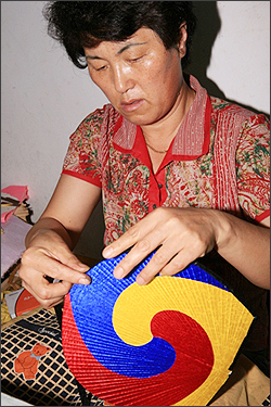 태극선을 만들고 있는 김주용 대표 어머니(정말남, 1954년생)