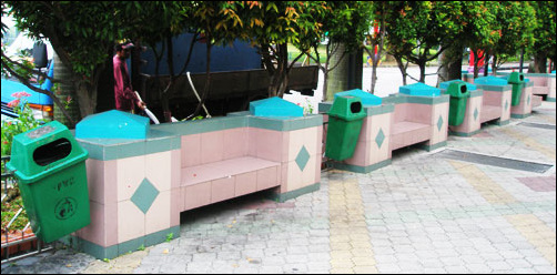싱가포르에선 가장 흔한 게 쓰레기통이다. 거의 다섯 발자국마다 쓰레기통이 나온다.