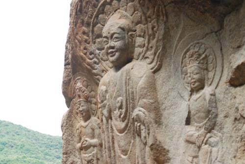백제문화의 홍보대사이신 서삼 마애삼존불이 천 년의 미소를 짓고 계신다.