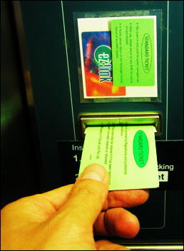 싱가포르 지하철표. 보증금+지하철 요금을 내고 표를 받은 뒤, 목적지에 도착해서 지하철표를 밀어넣으면 보증금이 나온다.