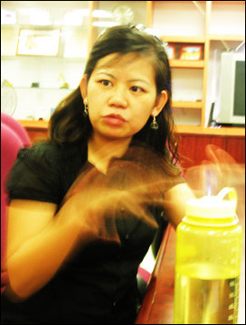 싱가포르에 있는 동안 안내를 맡아 준 싱가포르 환경청 공무원 마리 친.