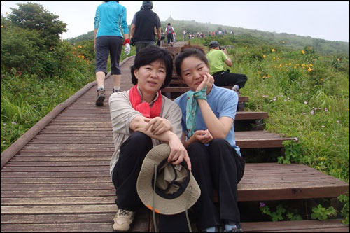 노고단으로 가는 계단에서 편지의 주인공인 지윤이가 엄마(이성아 소설가)와 예쁜 포즈를 취하고 있다.  