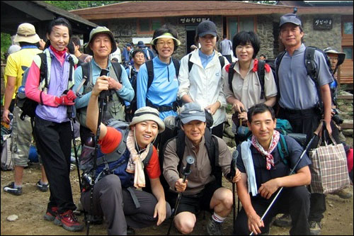 한국작가회의 순천지부 회원과 가족 9명이 처음으로 지난 8월 1일-3일(2박 3일) 지리산 종주에 나섰다. 연하천 산장에서 첫날 밤을 보낸 뒤 기념사진을 찍었다.  