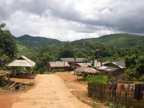 이 곳은 태국의 산족마을이다. 다른 나라에서 국경을 넘어온 사람들이 사는 곳이라고 했다.