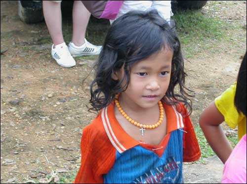 태국아이가 어디서 생겼는지 십자기 목걸이를 걸고 있다.