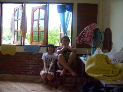 우리들이 잠을 자는 숙소에서 사진을 찍고 있다. 오른쪽이 수민이 누나고 왼쪽이 남은이 누나이다.