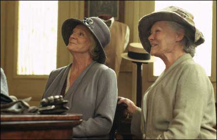 영화 <라벤더의 연인들>의 한 장면 할머니 자매로 분한 매기 스미스(왼쪽)와 주디 덴치