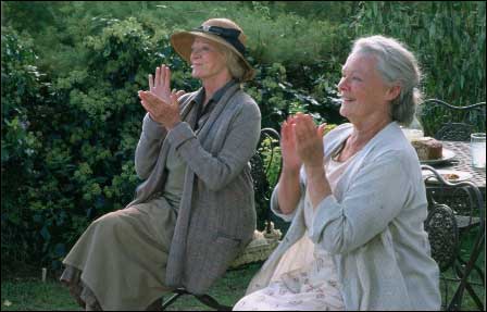 영화 <라벤더의 연인들>의 한 장면 꽃미남 쳥년 안드레아의 바이올린 연주에 박수를 치는 두 할머니