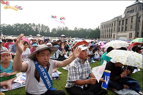  지난 8월 5일 오후 서울시청앞 광장에서 '촛불집회 중단', '한미동맹강화' 등을 주장하며 열린 '나라사랑 한국교회 특별기도회' 모습(자료사진)