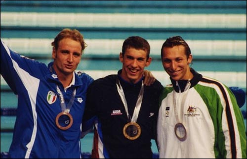  사진의 가운데 인물이 올림픽 최다관왕에 도전하는 마이클 펠프스. 오른쪽에 있는 선수가 2006년 은퇴한 호주의 수영스타 이언 소프다. 