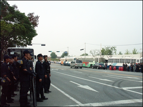  세곡동 부근에서 서울공항 입구까지 4km 정도 되는 길목을 전경 및 의경이 지키고 있다. 