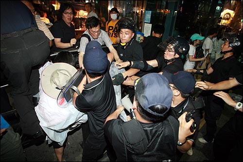 5일 저녁 서울 종로 보신각앞 네거리에서 부시 미 대통령 방한 규탄 시위를 벌이던 시민들을 경찰들이 강제연행하고 있다.