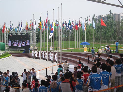  베이징 올림픽 선수촌에서 열린 한국 대표팀 입촌식에서 태극기가 힘차게 게양되고 있다.