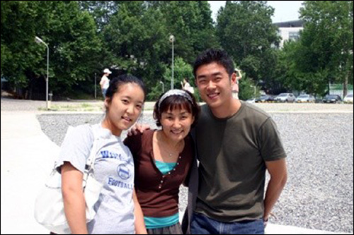 지난 2005년 이화여대 교환학생 시절의 조셉 김씨(맨 오른쪽).