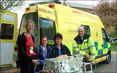 NHS의 앰뷸런스 응급 서비스는 2차병원과 직접 연결된다. 한 지역의 응급 서비스팀 모습.