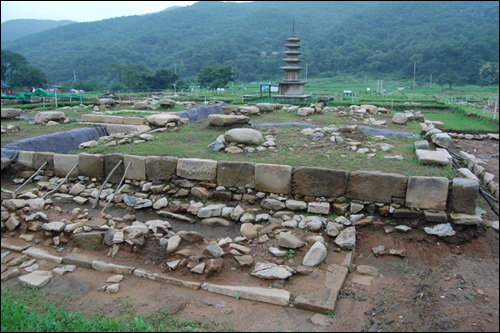 백제시대 금당터로 지목된 곳에서는 고려시대와 조선시대 금당지만 겹친 채 발견됐다.
