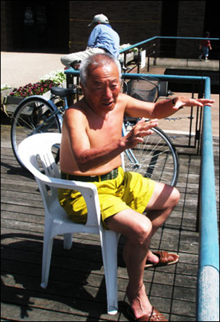 도야마 환수운하 근처에서 일광욕을 하던 어르신. 운하공원에 대해 설명하고 있다. 