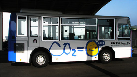 폐식용유로 만든 재활용연료 BDF를 써서 움직이는 버스.  