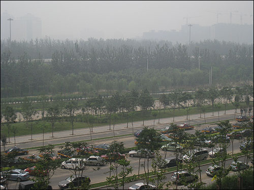7일 아침 한인들이 많이 사는 베이징 왕징구역. 멀리 건물들이 뿌옇게 보인다.