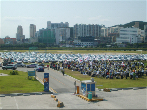  울산 태화강 둔치에 택시 800여대와 택시노동자 1000여명이 집결해 있다