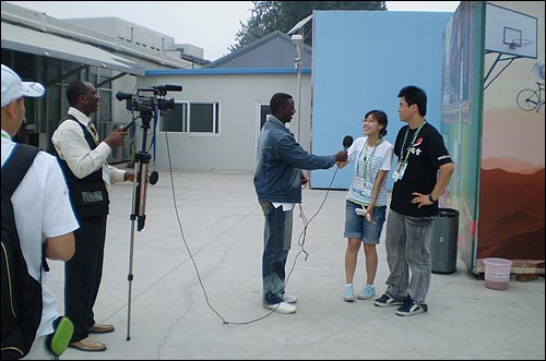  베이징올림픽은 취재 열기로 가득하다. 세계 각지에서 온 기자들은 서로 좋은 취재 상대였다. 카메룬 기자들이 7일 <오마이뉴스> 베이징올림픽특별취재팀을 취재하고 있다. 무더운 날씨임에도 카메룬 기자들은 긴 상·하의를 입고 취재에 임해 눈길을 끌었다. 