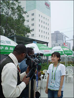  7일 BIMC에서 카메룬 기자들을 인터뷰하려다 오히려 카메룬 기자들에게 인터뷰 당하는(?) 홍현진 <오마이뉴스> 베이징특별취재팀 기자. 