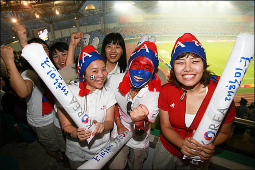  2008 베이징올림픽축구 D조 예선 한국과 카메룬의 경기가 펼쳐진 7일 친황다오 스포츠센터스타디움에서 중국 유학생들이 한국팀의 선전을 기원하며 화이팅을 외치고 있다.