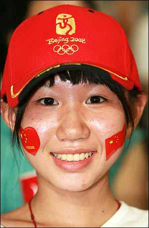  2008 베이징올림픽축구 D조 예선 한국과 카메룬의 경기가 펼쳐진 7일 친황다오 스포츠센터스타디움에서 오성홍기를 얼굴에 그려넣은 중국의 한 학생이 활짝 웃어보이고 있다.