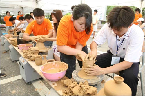  강진청자문화제는 고려청자의 우수성을 널리 알리고 그 가치와 아름다움을 후대에 물려주자는데 목적이 있다.