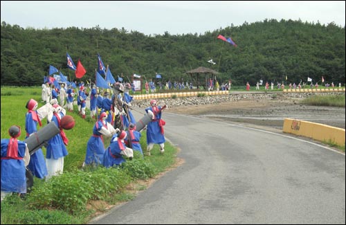  강진 해안가에 나타난 허수아비 병사들. 왜적의 침입에 대비, 잠복근무를 하고 있다.