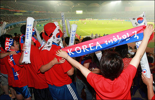  2008 베이징올림픽축구 D조 예선 한국과 카메룬의 경기가 펼쳐진 7일 친황다오 스포츠센터스타디움에서 중국 현지 교민들이 한국 선수들을 응원하고 있다.